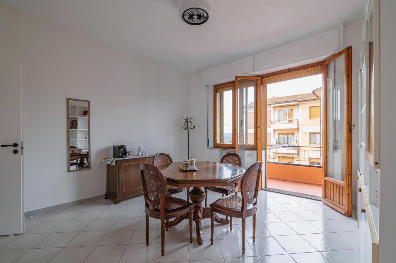 Comfy Flat Steps Away From Siena Station! Apartamento Exterior foto