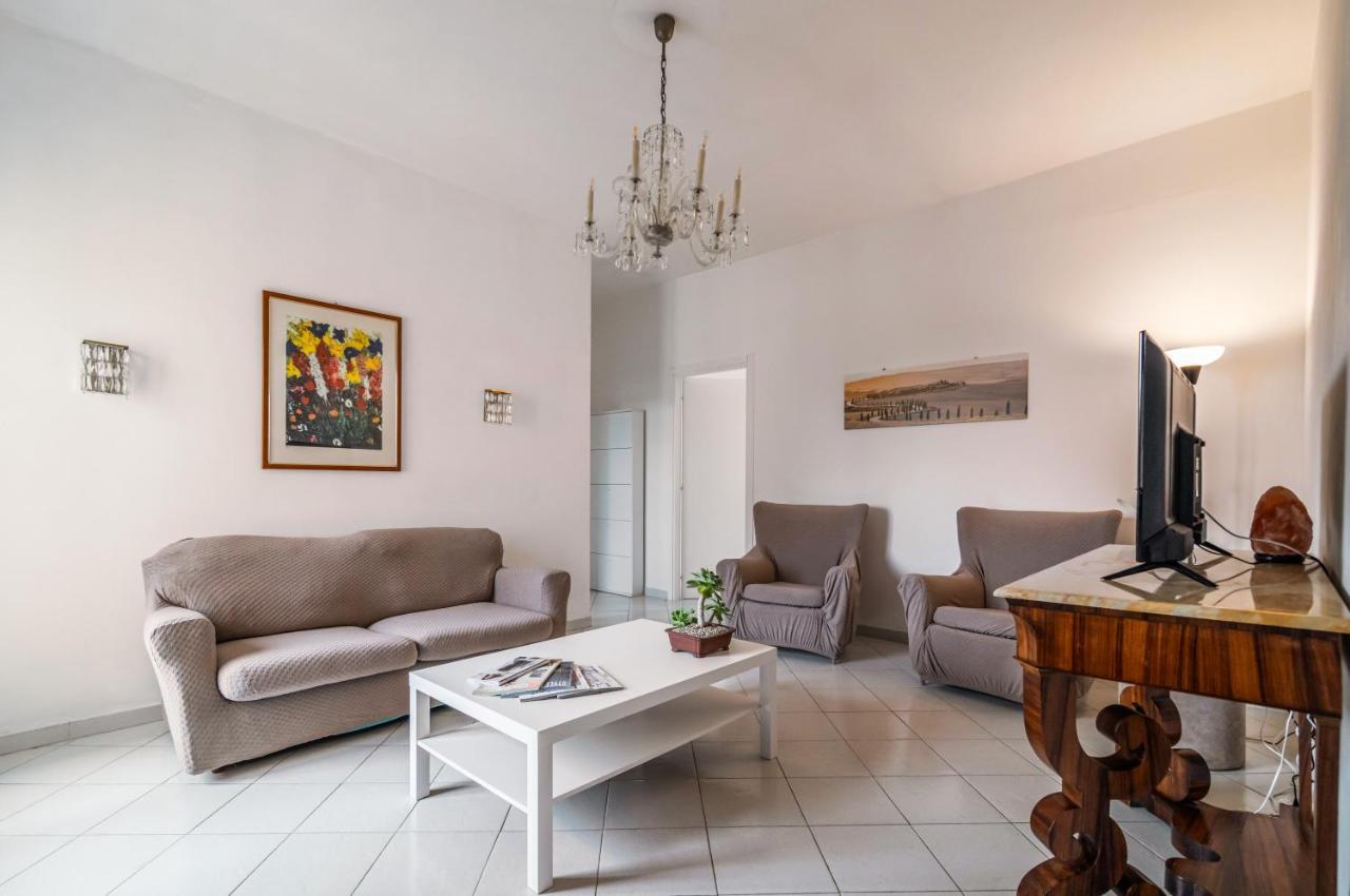 Comfy Flat Steps Away From Siena Station! Apartamento Exterior foto