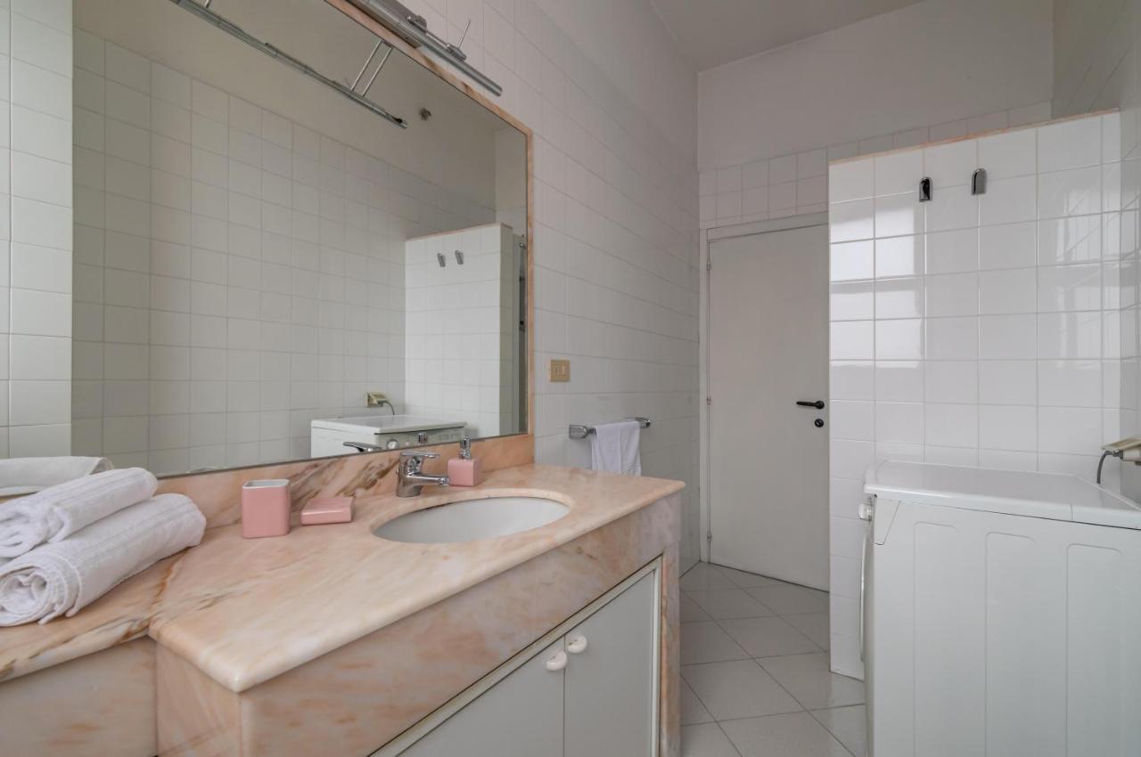 Comfy Flat Steps Away From Siena Station! Apartamento Exterior foto