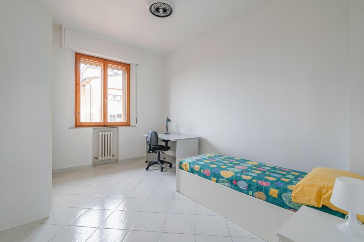 Comfy Flat Steps Away From Siena Station! Apartamento Exterior foto