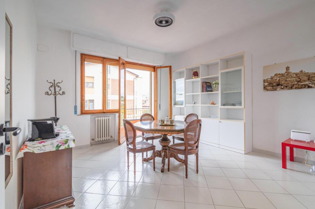 Comfy Flat Steps Away From Siena Station! Apartamento Exterior foto